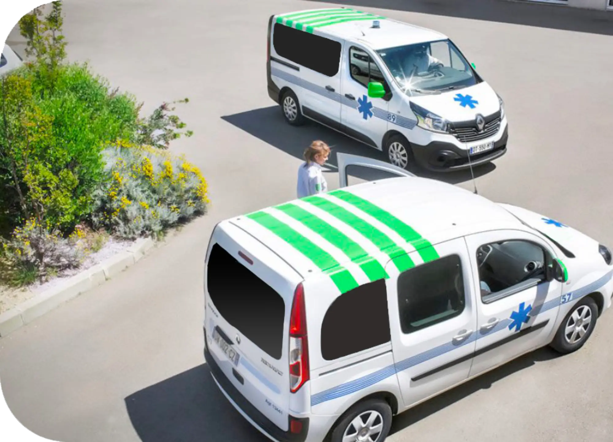 deux camions d'ambulance sur un parking